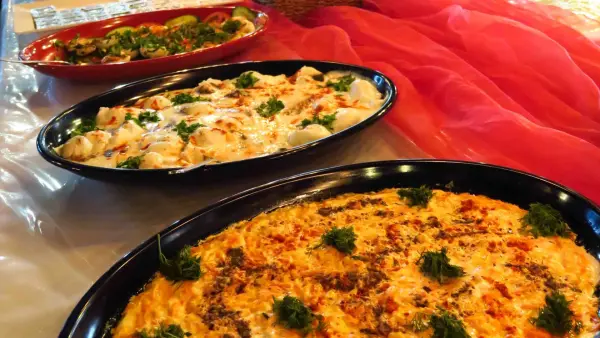 Antikköy kahvaltısının sıcak lezzetleri: döküm sahanda hazırlanan menemen ve peynirli yumurta tabakları.