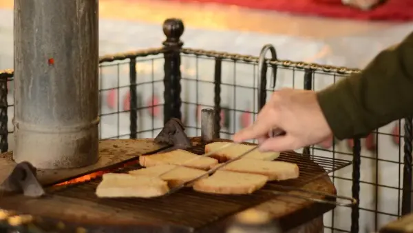 Antikköy'ün nostaljik lezzeti: odun sobası üzerinde kızartılan sıcak köy ekmeği ve tost keyfi.