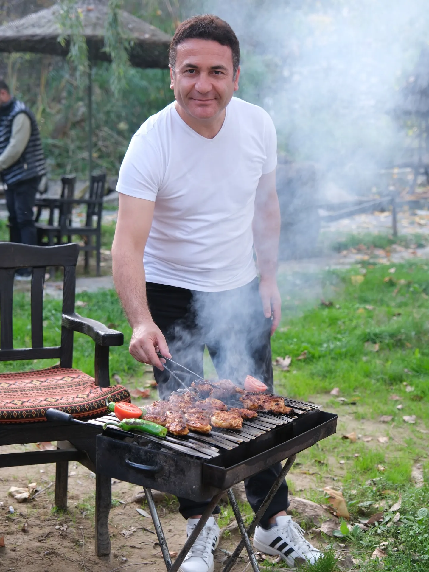 Kışın sıcak restoran ortamında et servisi